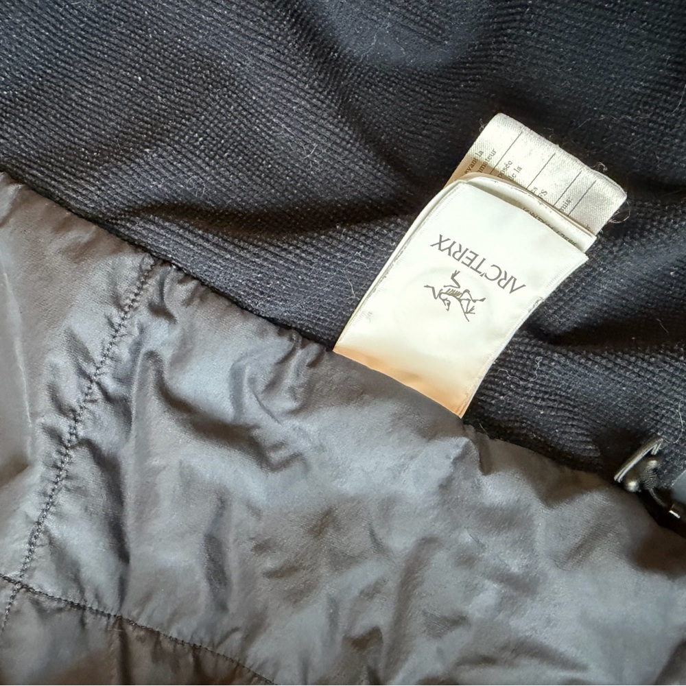 Arc'teryx Men's Dark Blue Lightweight Softshell Jacket - Picture 3 of 4